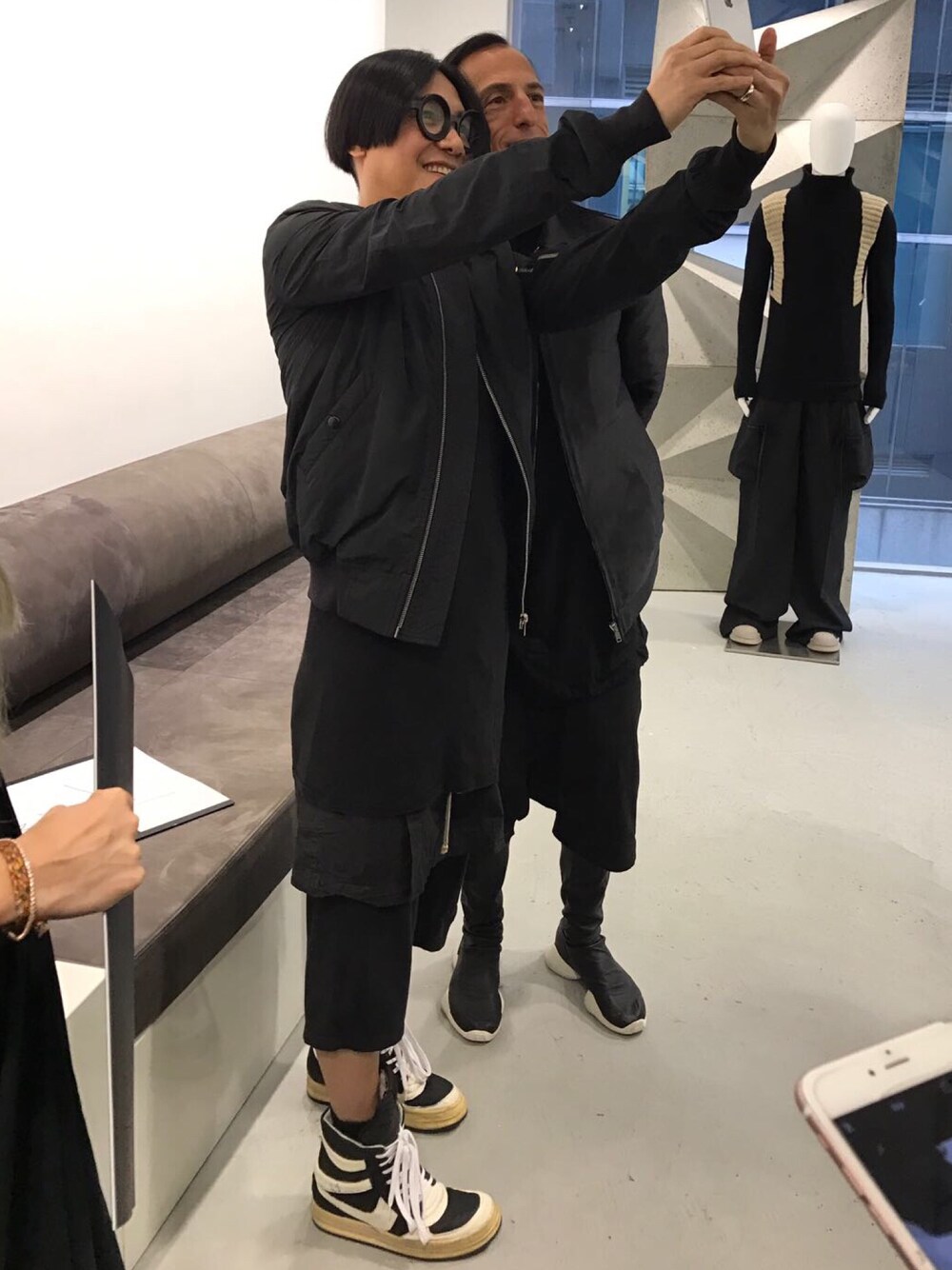 「RICK OWENS、drkshdw、STYLE、look」｜「Rick Owensのアイテム（ナイロンジャケット、ブラック系）」を使った、Iam Will Iamさん（メンズ・176cm）の秋コーディネートの1枚目の写真