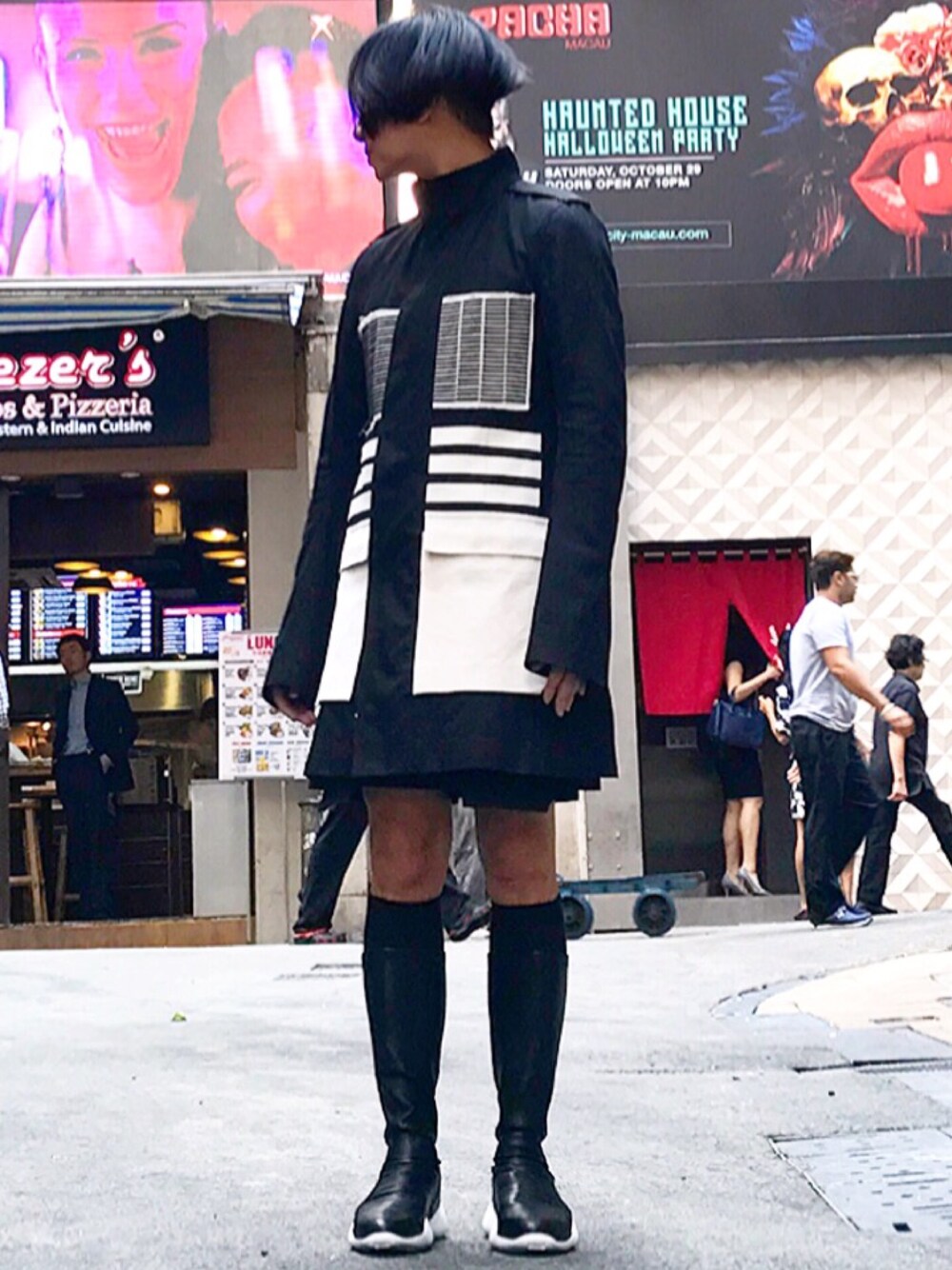 「ootd、STYLE、look、秋、street、RICK OWENS」｜「Rick Owensのアイテム（ピーコート、ブラック系）」を使った、Iam Will Iamさん（メンズ・176cm）の秋コーディネートの1枚目の写真
