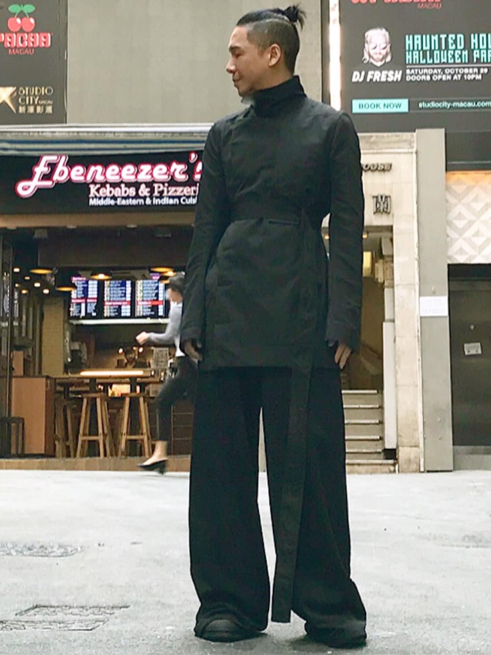 「ootd、STYLE、look、street、RICK OWENS、RickOwens×adidas」｜「Rick Owensのアイテム（ナイロンジャケット、ブラック系）」を使った、Iam Will Iamさん（メンズ・176cm）の秋コーディネートの1枚目の写真