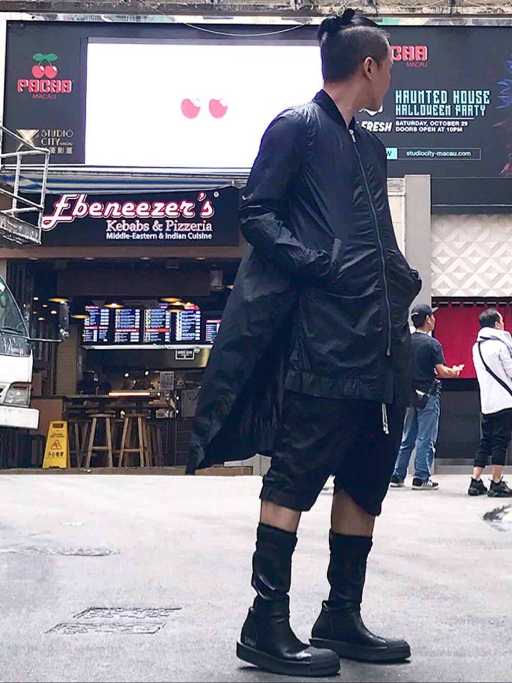 「ootd、秋コーデ、look、STYLE、黒、RICK OWENS、RickOwens×adidas、drkshdw」｜「DRKSHDW by RICK OWENSのアイテム（ナイロンジャケット、ブラック系）」を使った、Iam Will Iamさん（メンズ・176cm）の秋コーディネートの1枚目の写真
