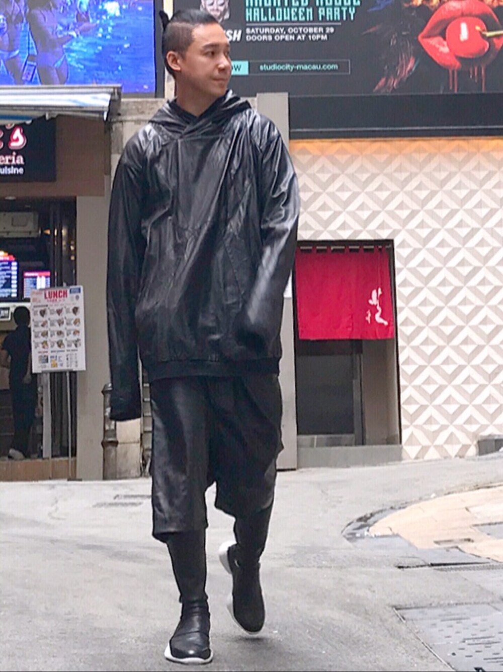 「冬コーデ、ootd、look、STYLE、RICK OWENS、JULIUS」｜「JULIUSのアイテム（ムートンコート、ブラック系）」を使った、Iam Will Iamさん（メンズ・176cm）の秋コーディネートの1枚目の写真