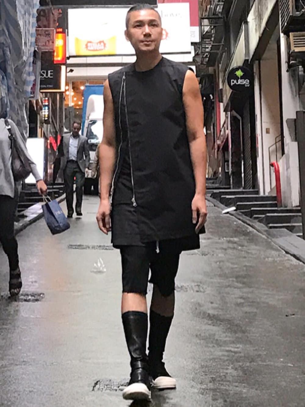 「秋のコーデ、黒、ootd、look、STYLE、RICK OWENS、drkshdw」｜「Rick Owensのアイテム（ベスト、ブラック系）」を使った、Iam Will Iamさん（メンズ・176cm）の秋コーディネートの1枚目の写真
