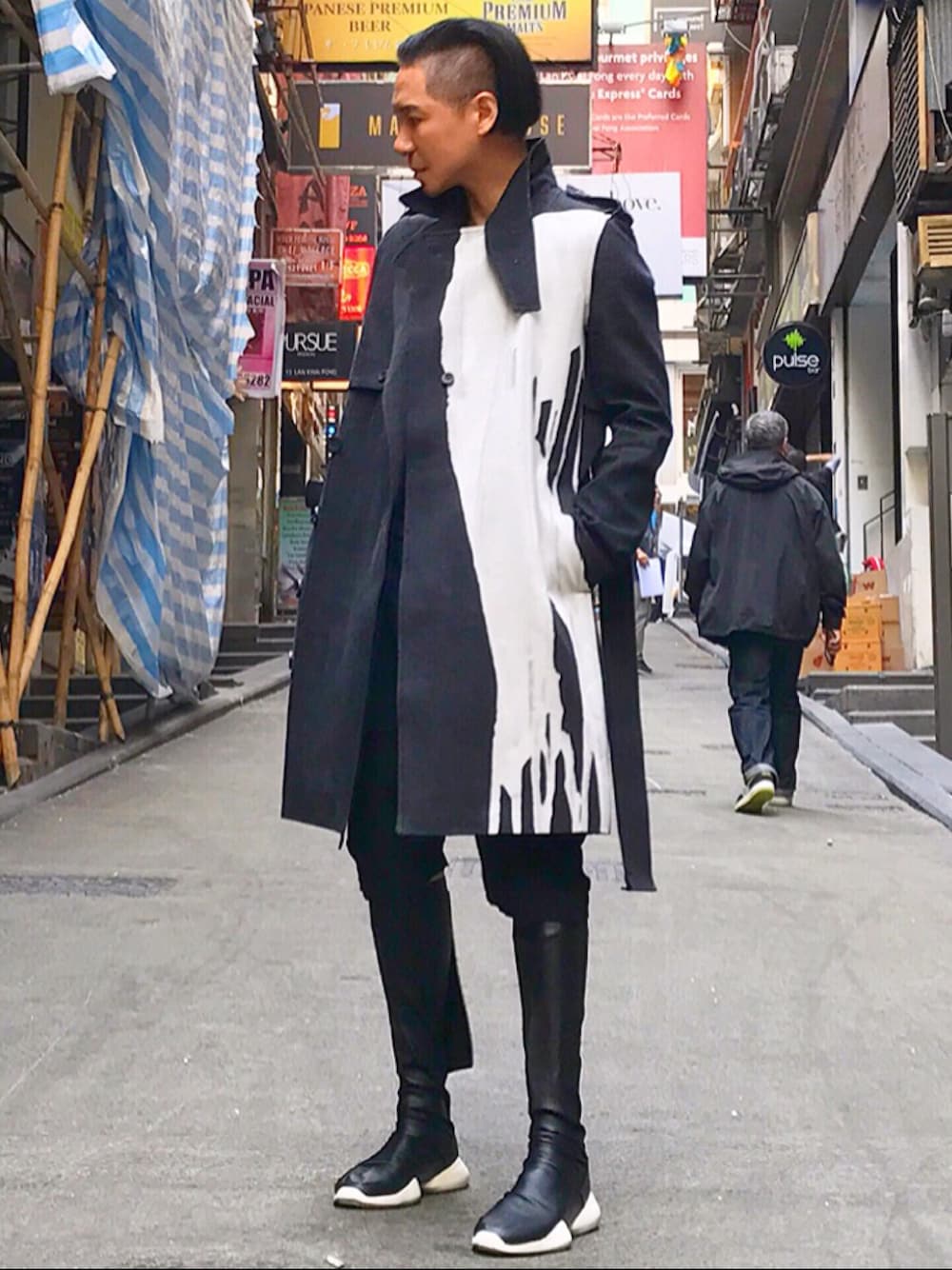 「秋のコーデ、ootd、look、STYLE、RICK OWENS」｜「Rick Owensのアイテム（ピーコート、ブラック系）」を使った、Iam Will Iamさん（メンズ・176cm）の冬コーディネートの1枚目の写真