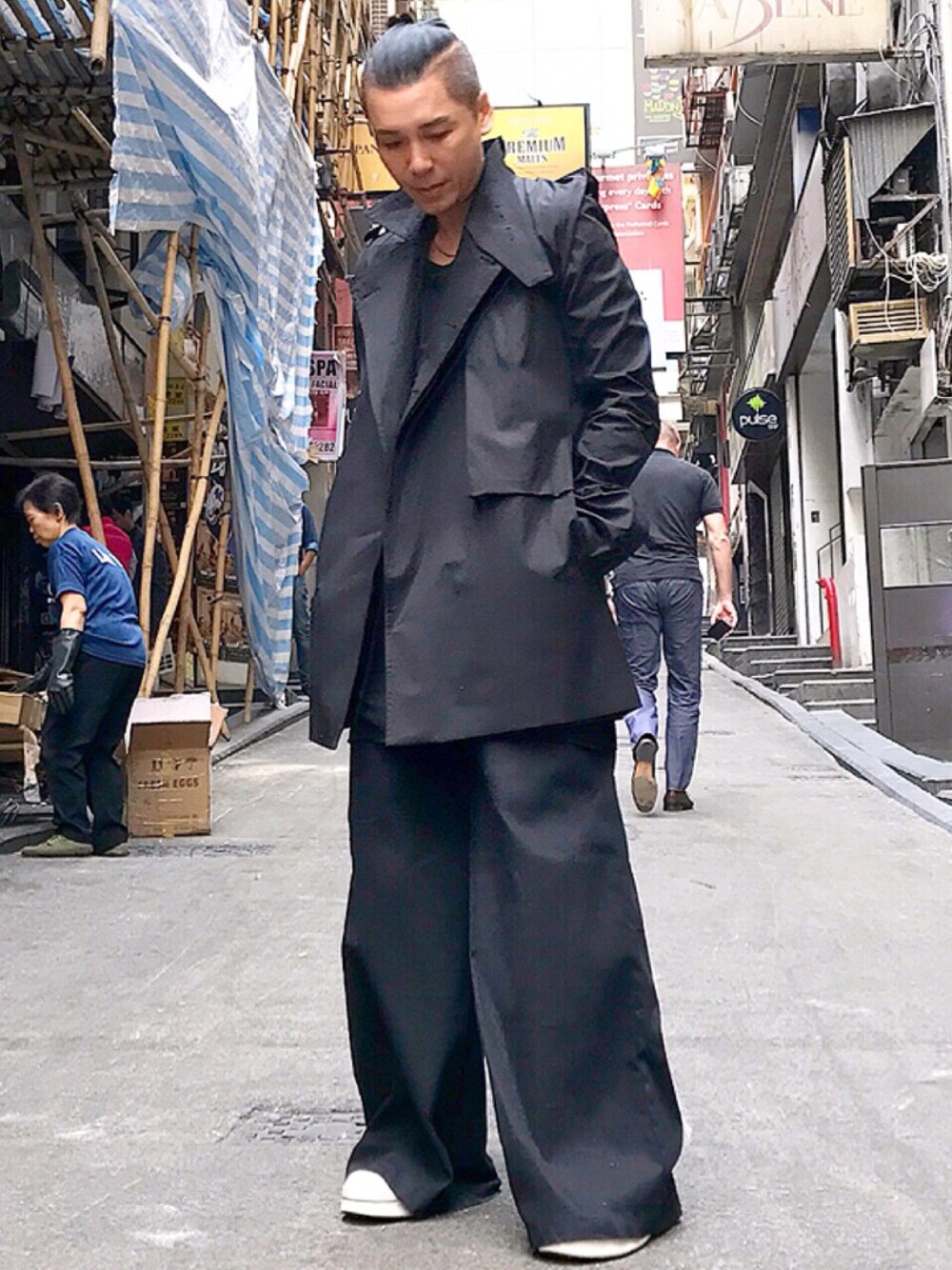 「冬コーデ、ootd、look、STYLE、RICK OWENS、RickOwens×adidas」｜「Rick Owensのアイテム（ピーコート、ブラック系）」を使った、Iam Will Iamさん（メンズ・176cm）の冬コーディネートの1枚目の写真