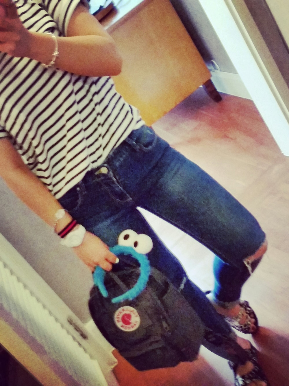 グレー系のバッグを着用したレディースの春コーディネートの1枚目の写真