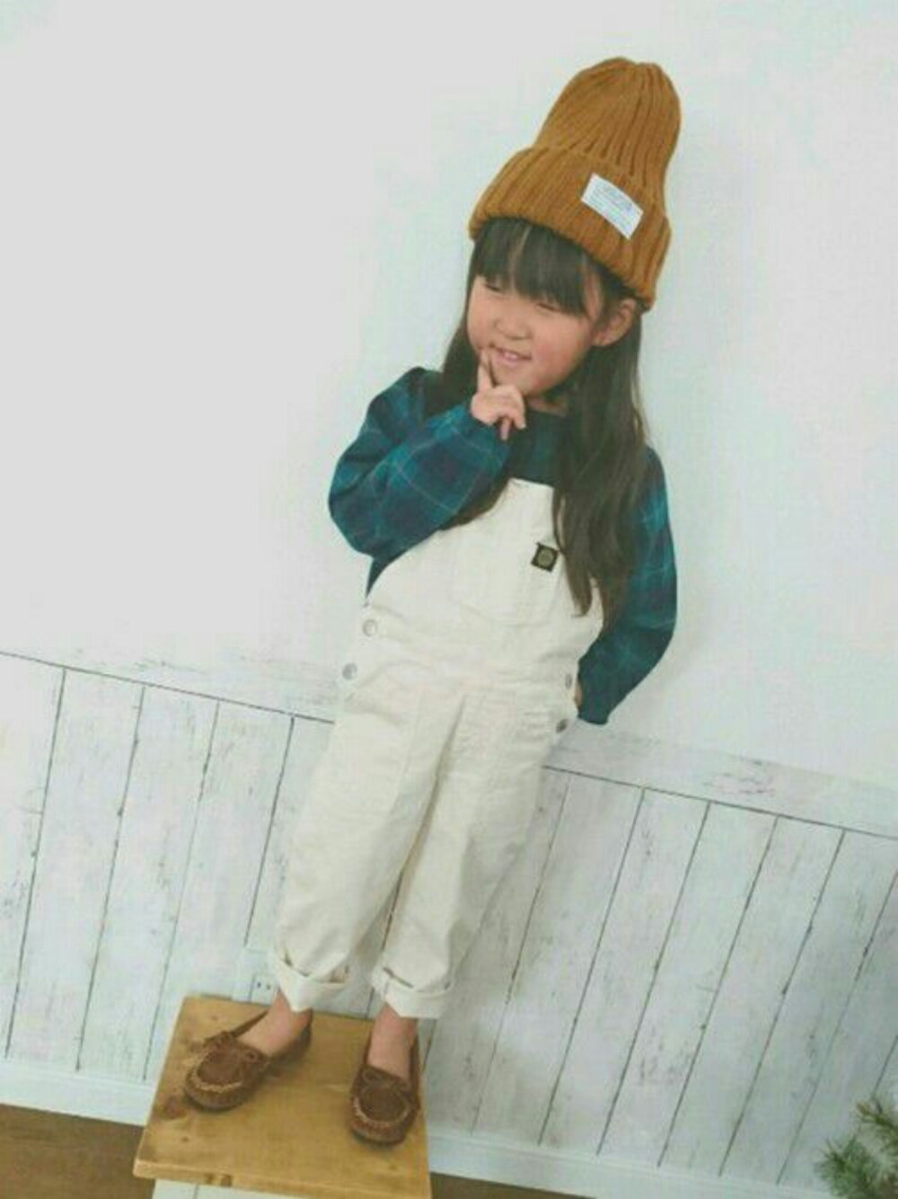 「キッズファッション、休日スタイル、ファッション、キッズコーデ、キッズ、kids、プチプラコーデ、ニット帽、コーディネート」｜「Birthdayのアイテム（サロペット/オーバーオール、ホワイト系）」を使った、riiiiinyaさん（キッズ・100cm）の冬コーディネートの1枚目の写真