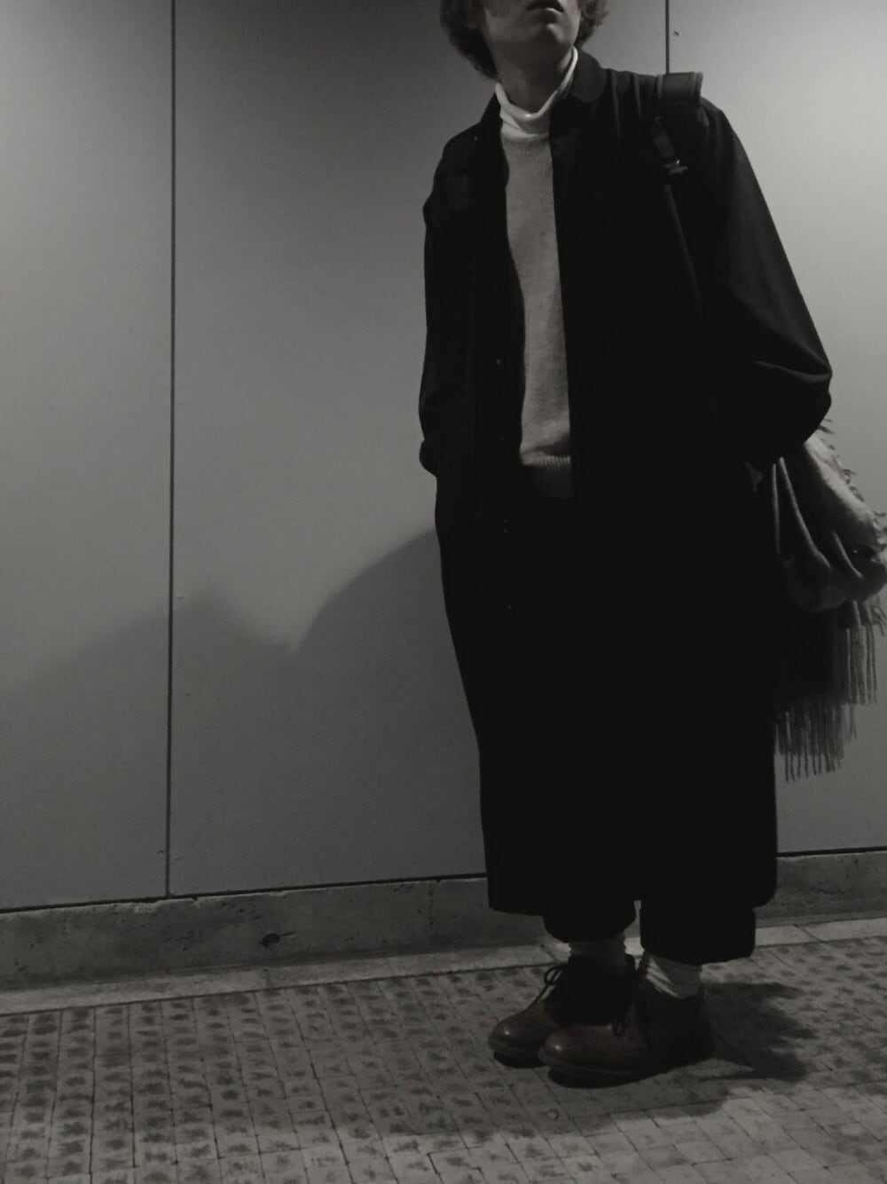 「古着、ハイブランド、スラックス、黒、ステンカラーコート、Y's、COMME des GARCONS HOMME」｜「COMME des GARCONS HOMMEのアイテム（ニット/セーター、ベージュ系）」を使った、yumさん（メンズ・163cm）の春コーディネートの1枚目の写真