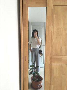 「ZARA（ザラ）のアイテム（チノパンツ、グレー系）」を使った、张大美少女さん（レディース）の夏コーディネート