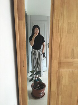 「ZARA（ザラ）のアイテム（チノパンツ、ホワイト系）」を使った、张大美少女さん（レディース）の夏コーディネート