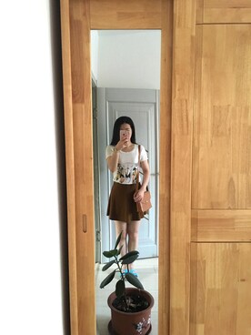 「MONKI（モンキ）のアイテム（Tシャツ/カットソー、ホワイト系）」を使った、张大美少女さん（レディース）の夏コーディネート