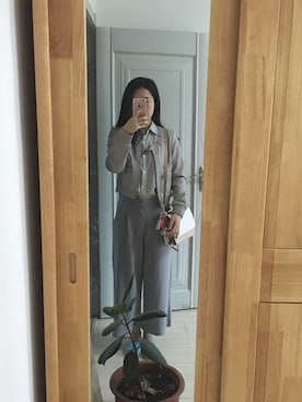 「ZARA（ザラ）のアイテム（チノパンツ、グレー系）」を使った、张大美少女さん（レディース）の秋コーディネート