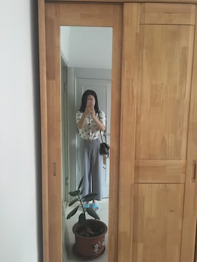 「ZARA（ザラ）のアイテム（チノパンツ、グレー系）」を使った、张大美少女さん（レディース）の秋コーディネート