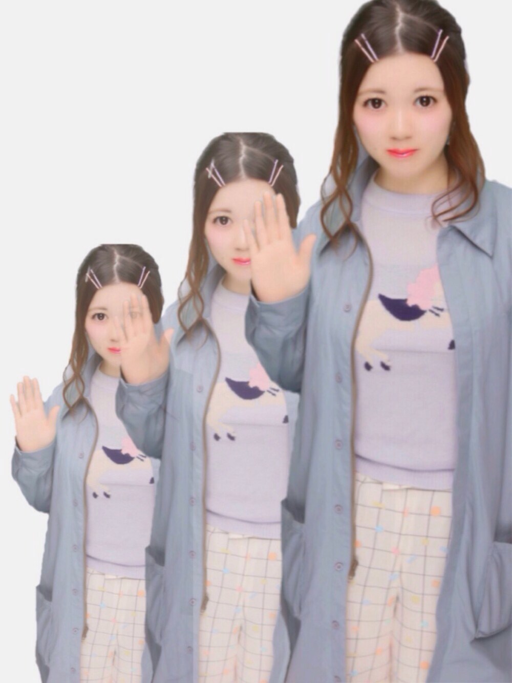 ブルー系のその他アウター、ホワイト系のクラッチバッグ、ホワイト系のその他パンツを着用したレディースの春コーディネートの1枚目の写真