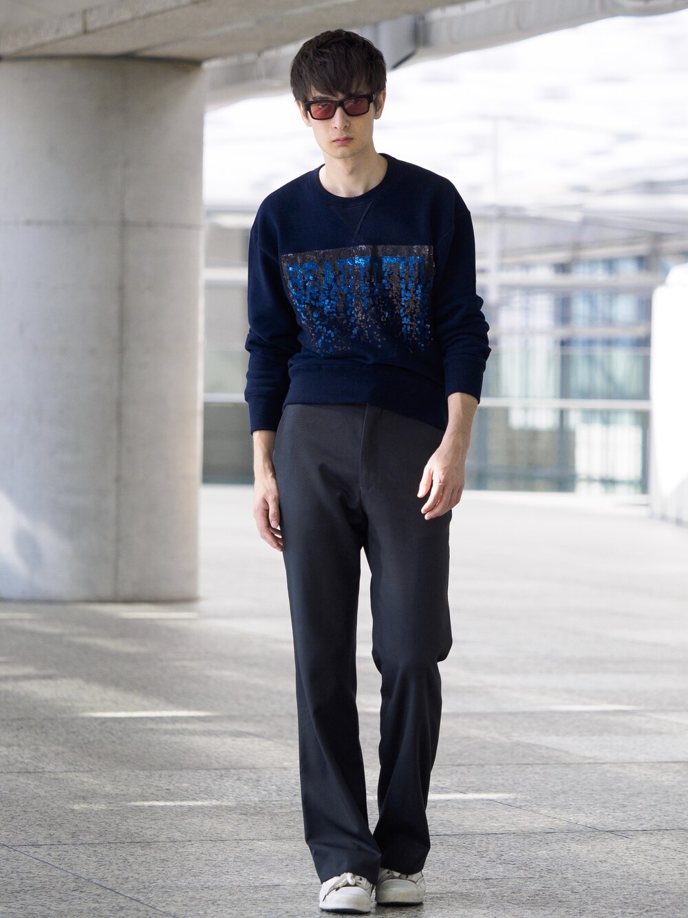 「ポールスミス、Paul Smith、doublet、MIHARAYASUHIRO、フレアパンツ、スウェット、サングラス、東京」｜「Paul Smithのアイテム（スラックス、グレー系）」を使った、ユリさん（メンズ・183cm）の秋コーディネートの1枚目の写真