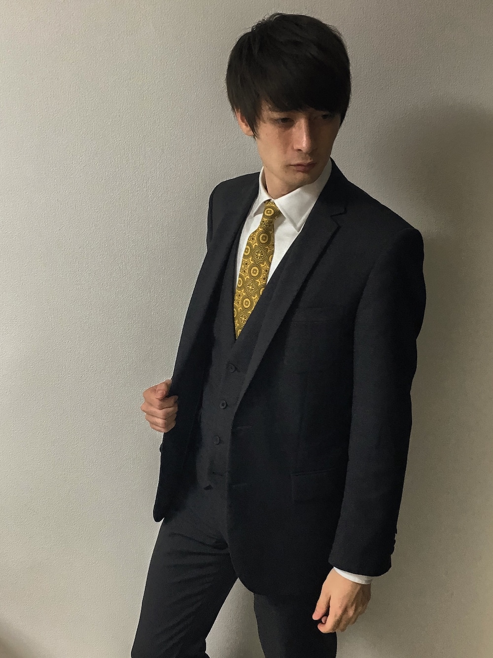 「HUGO BOSS、Paul Smith、スーツスタイル、スーツ、ベスト、仕事着、秋のコーデ」｜「NEWYORKERのアイテム（ネクタイ、イエロー系）」を使った、ユリさん（メンズ・183cm）の秋コーディネートの1枚目の写真