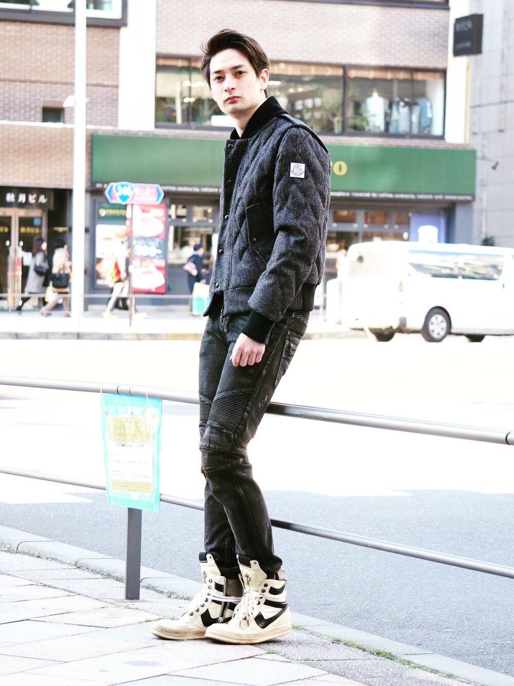 「ストリート、ストリートカジュアル、カジュアル、BALMAIN、MONCLER、cendrillon、ダウンジャケット、デニム」｜「BALMAIN HOMMEのアイテム（デニムパンツ、グレー系）」を使った、ユリさん（メンズ・183cm）の冬コーディネートの1枚目の写真
