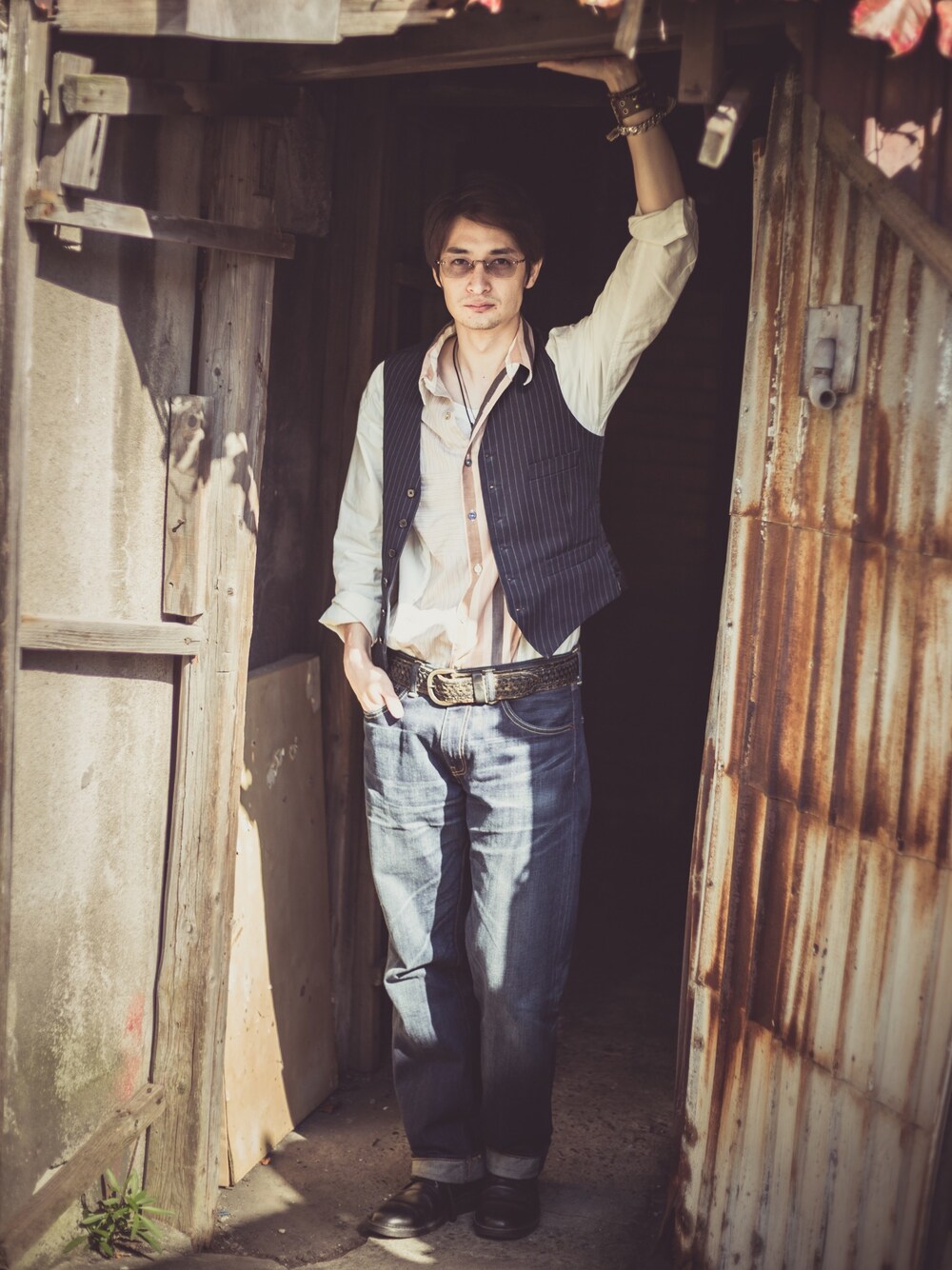 「rrl、Levi's、デニム、ビンテージ、ヴィンテージ、ベスト、シャツスタイル、PRADA」｜「RRLのアイテム（スーツベスト、ブルー系）」を使った、ユリさん（メンズ・183cm）の秋コーディネートの1枚目の写真