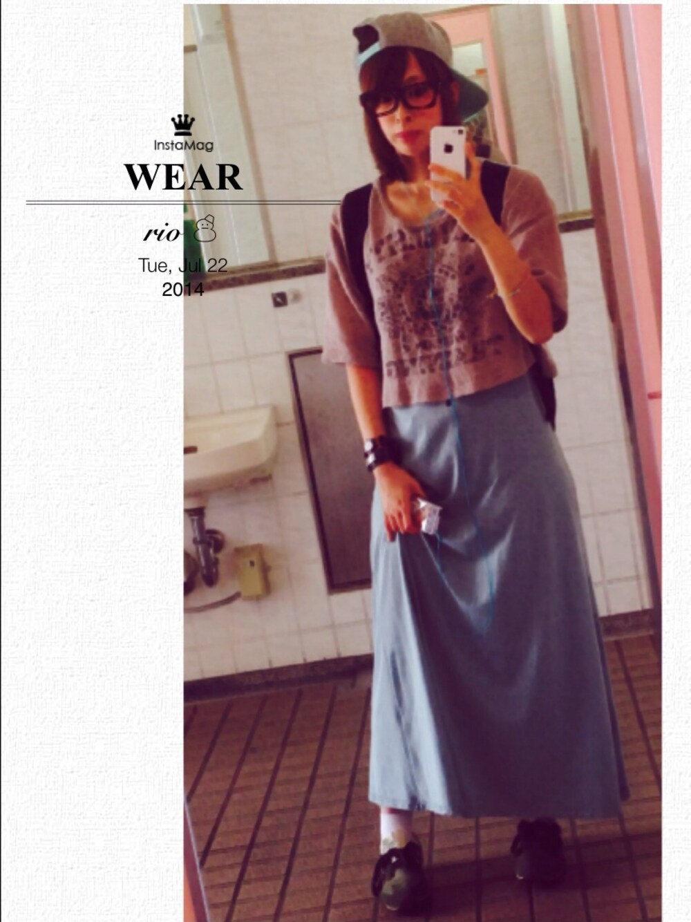 ブラック系のバックパック/リュック、グリーン系のスニーカーを着用したレディースの夏コーディネートの1枚目の写真