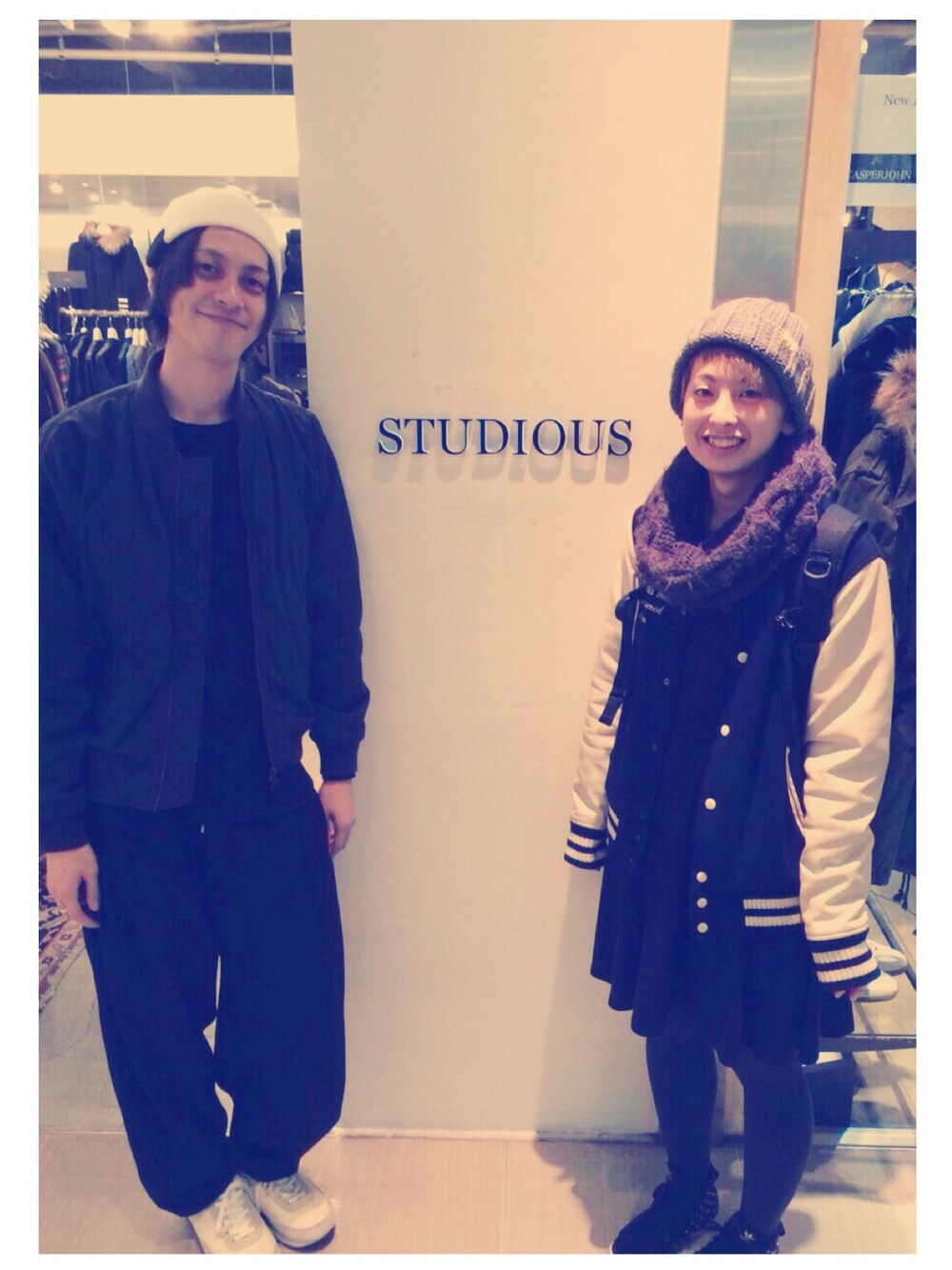 ブラック系のワンピース、ブラック系のスニーカー、グリーン系のバックパック/リュックを着用したレディースの秋コーディネートの1枚目の写真