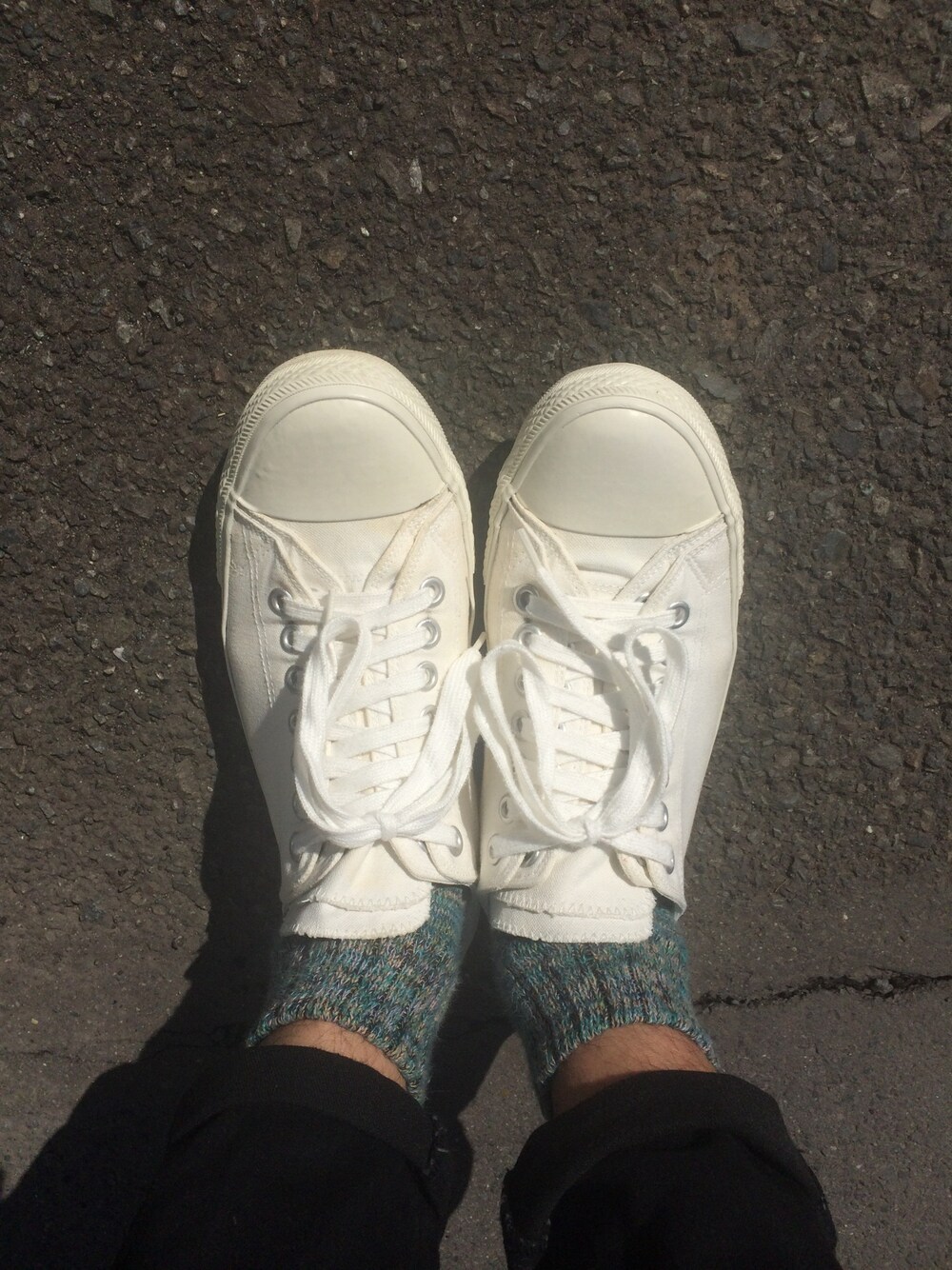 「COMME des GARCONS、スニーカー」｜「COMME des GARCONSのアイテム（スニーカー、ホワイト系）」を使った、KENJE ぜんゆうすけさん（メンズ・167cm）の冬コーディネートの1枚目の写真