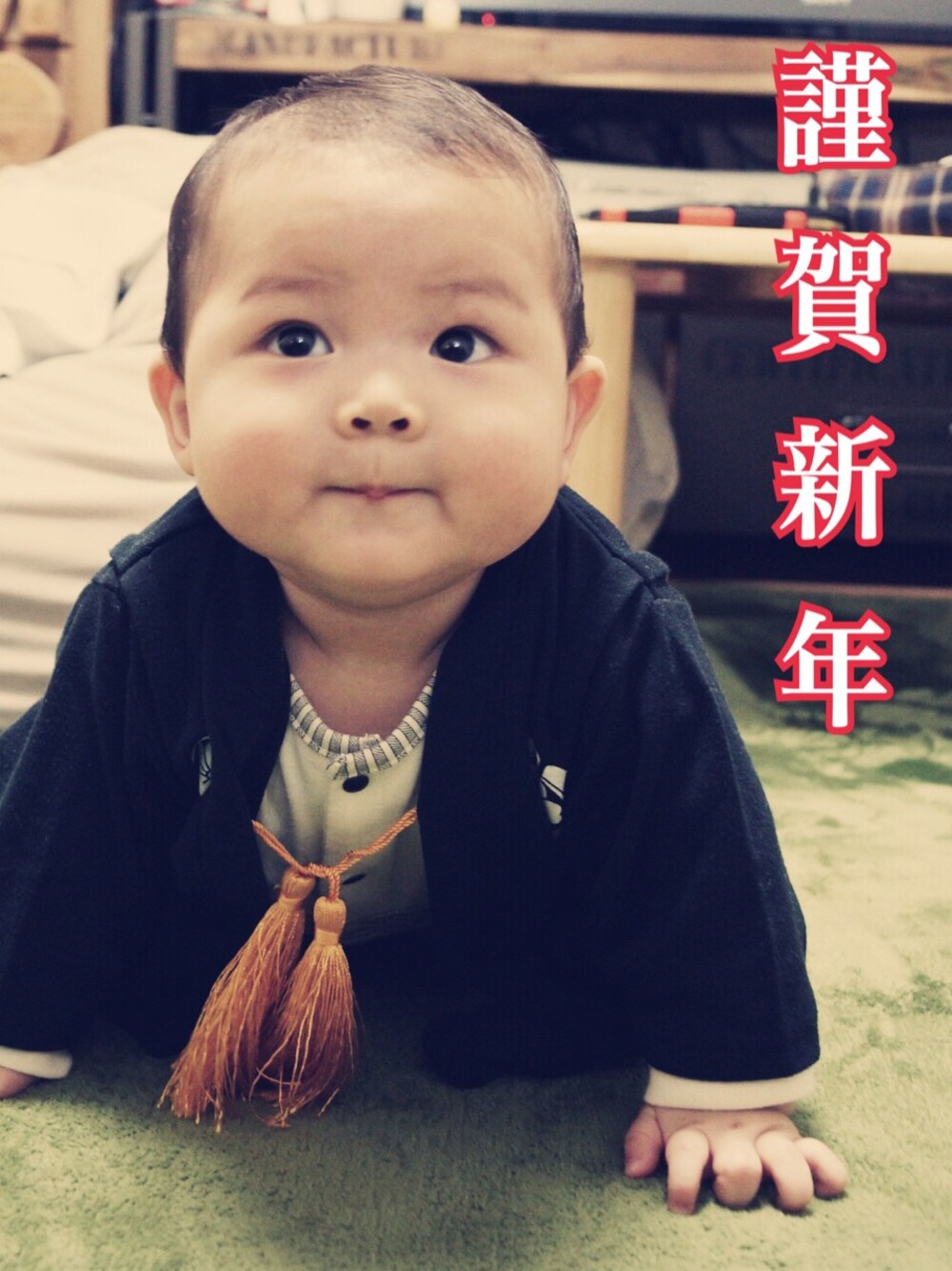 ブラック系のロンパースを着用したキッズの冬コーディネートの1枚目の写真