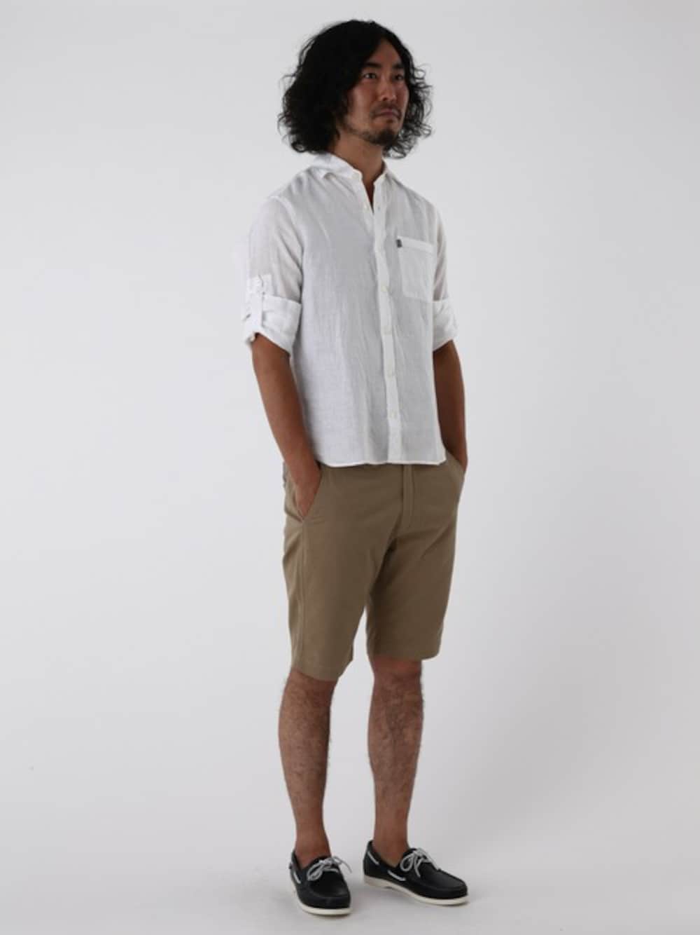 「モカシン、デッキシューズ、マリン、リネン、マリンコーデ、リネンシャツ」｜「AIGLEのAMERICA 2/アメリカ2　デッキシューズ（レインシューズ、ブルー系）」を使った、AIGLE本社スタッフさん（メンズ・180cm）の夏コーディネートの1枚目の写真