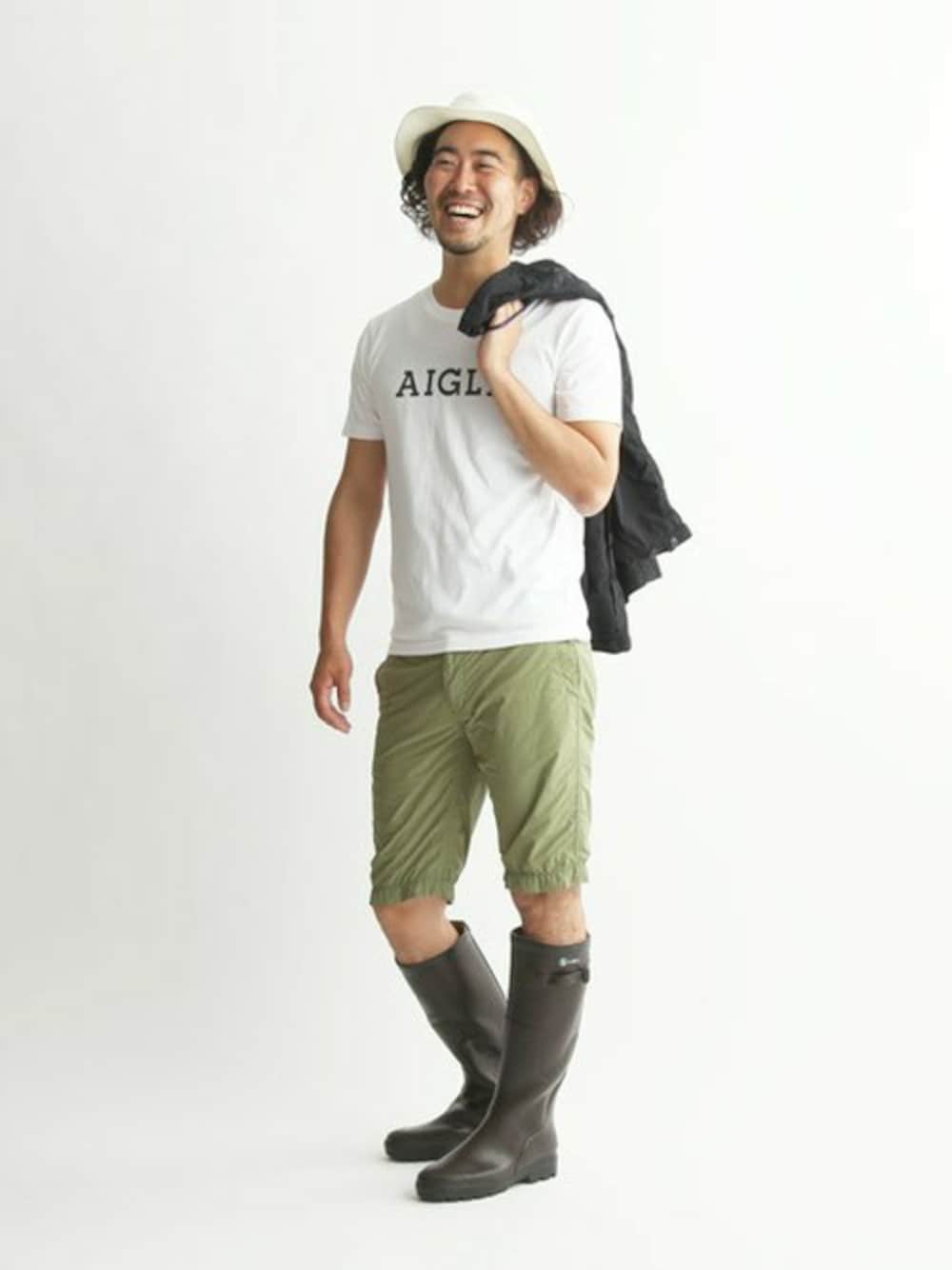 「AIGLEのメモリーシェイプステンカラーコートPACLABLE（ステンカラーコート、ブルー系）」を使った、AIGLE本社スタッフさん（メンズ・180cm）の春コーディネートの1枚目の写真