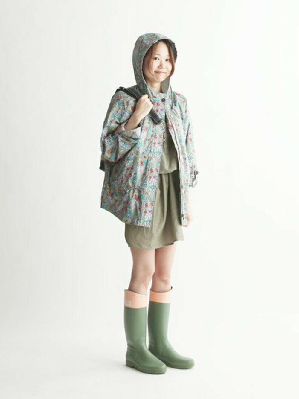 「レインブーツ、コラボ、防水、PAUL&JOE」｜「AIGLEの【PAUL&JOE × AIGLE】MTDジャケット“LIATRIS”（マウンテンパーカー、グリーン系）」を使った、AIGLE本社スタッフさん（レディース・160cm）の夏コーディネートの1枚目の写真