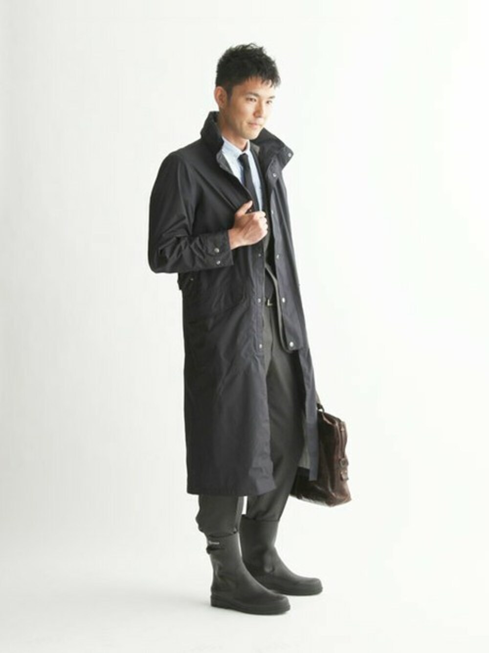 「レインブーツ、通勤コーデ、レインコート」｜「AIGLEのＭＴＤ　ＲＩＤＩＮＧ　ＪＫＴ（その他アウター、ブルー系）」を使った、AIGLE本社スタッフさん（メンズ・180cm）の夏コーディネートの1枚目の写真