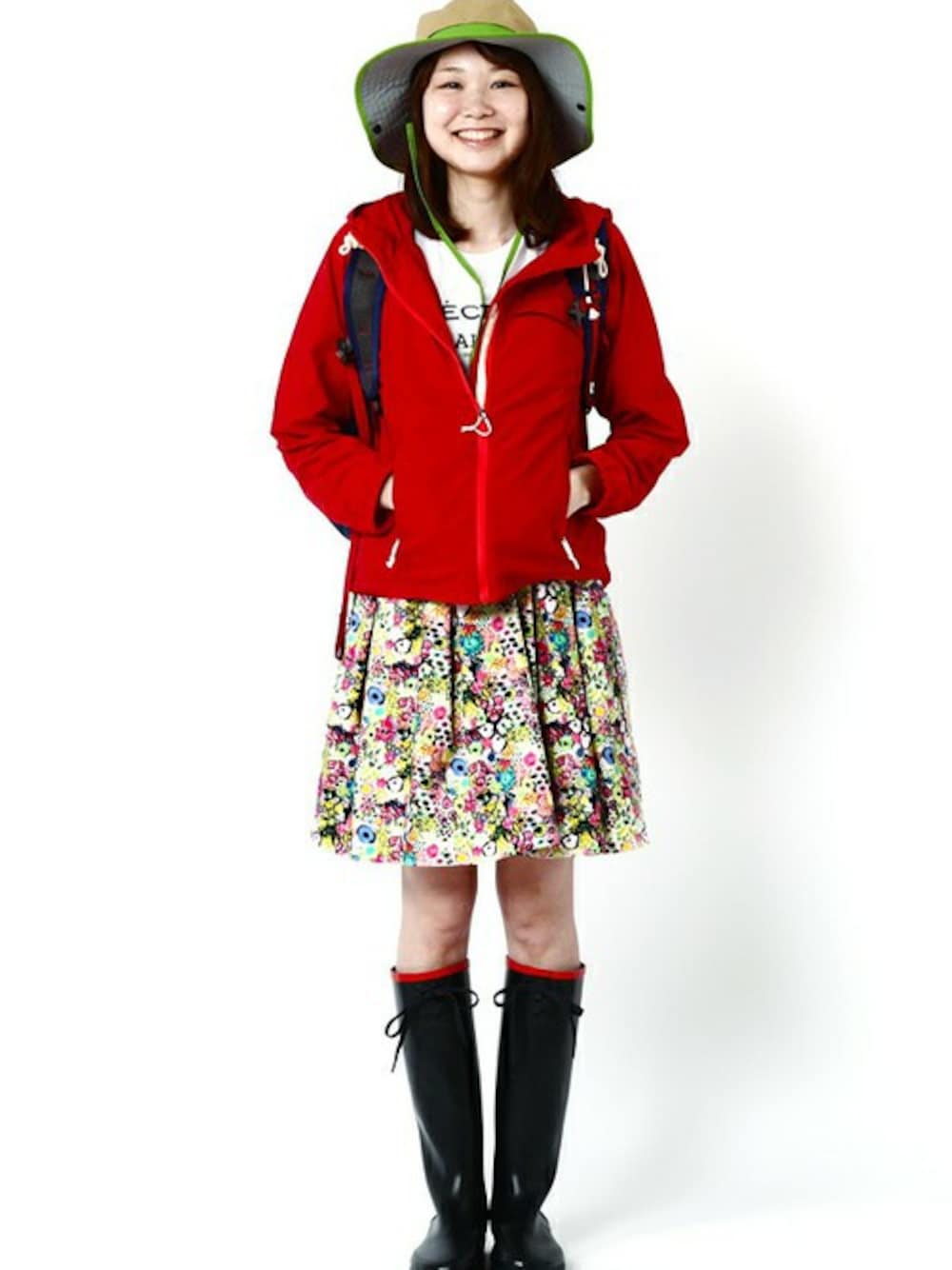「レインブーツ、フェススタイル、旅行、春コーデ、エーグル(AIGLE)、ラバーブーツ、LIBERTY、リバティ、AIGLE」｜「AIGLEのMTD　リバティスカート（スカート、ピンク系）」を使った、AIGLE本社スタッフさん（レディース・158cm）の春コーディネートの1枚目の写真