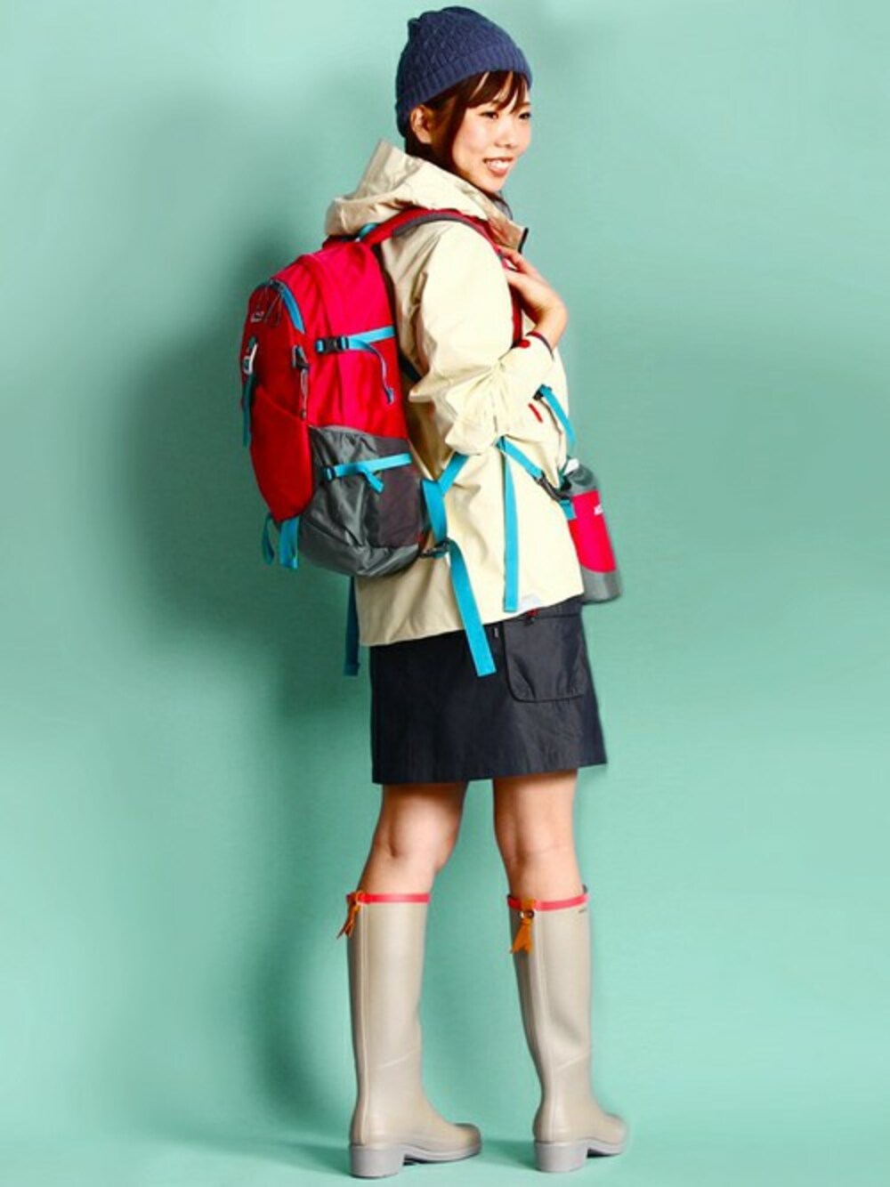 「山ガール、リュック、レインブーツ、アウトドアスタイル、機能素材、エーグル(AIGLE)、ラバーブーツ、雨の日コーデ、AIGLE」｜「AIGLEのMISS　JULIETTE　A/ミスジュリエットＡ（レインシューズ、ベージュ系）」を使った、AIGLE本社スタッフさん（レディース・165cm）の春コーディネートの1枚目の写真