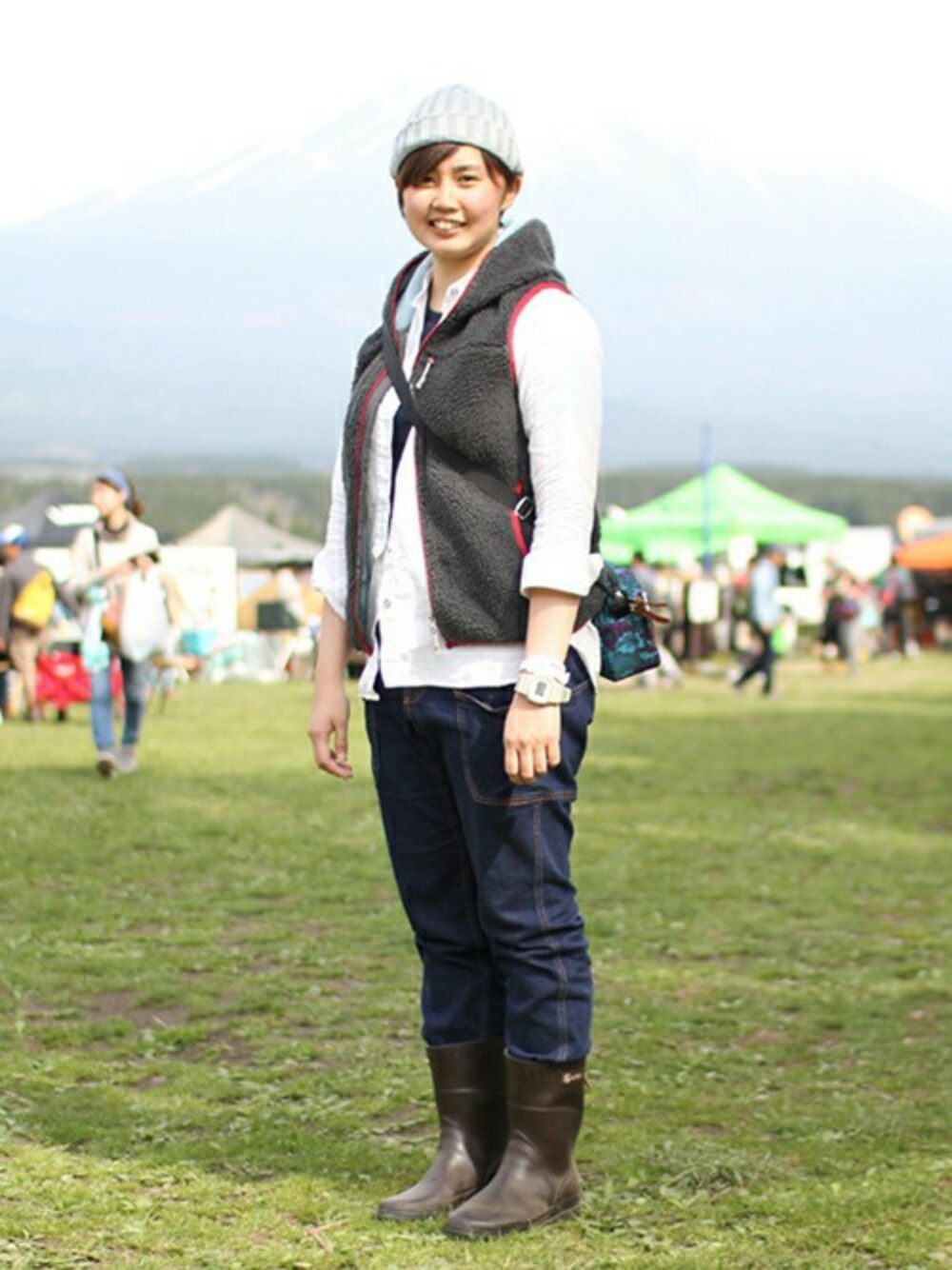 「カジュアル、ニット帽、アウトドアスタイル、レイヤードスタイル、フェススタイル、エーグル(AIGLE)、AIGLE、GOOUT」｜「AIGLEのＢＩＳＯＮ　 ビゾン カーキ（レインシューズ、グリーン系）」を使った、AIGLE本社スタッフさん（レディース・158cm）の春コーディネートの1枚目の写真