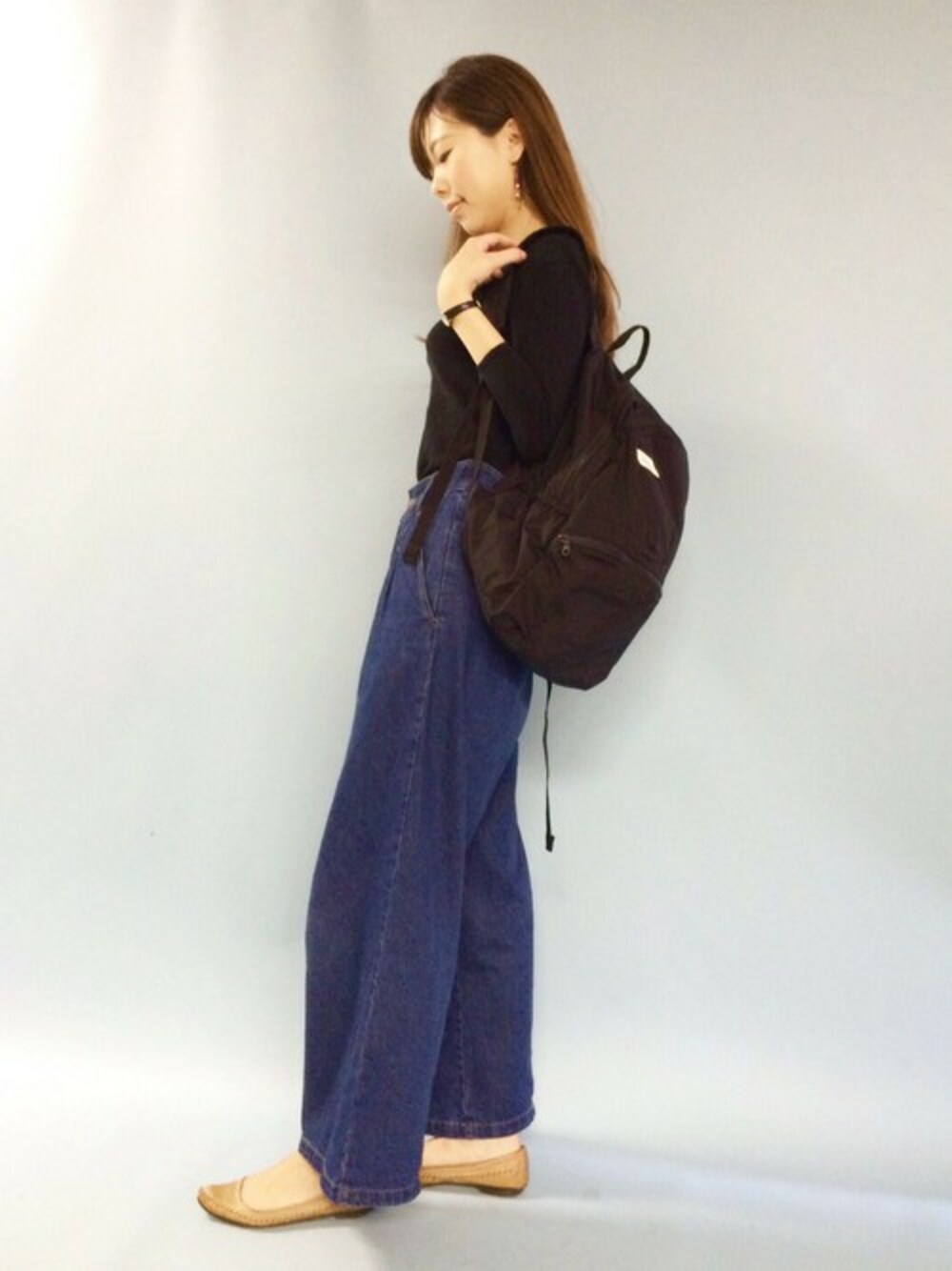「カジュアル、シンプル、リュック、夏、黒リュック、シンプルコーデ、エーグル(AIGLE)、雨の日コーデ、outfit、AIGLE」｜「AIGLEのライトウェイトリュック（バックパック/リュック、ブラック系）」を使った、AIGLE本社スタッフさん（レディース・165cm）の夏コーディネートの1枚目の写真