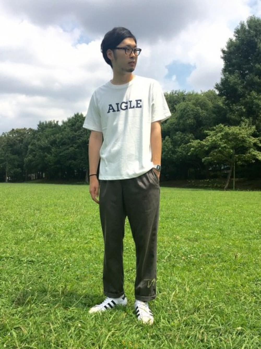「スニーカー、ロゴT、カジュアル、シンプル、モノトーン、ラフ、エーグル(AIGLE)、夏コーデ、白Tシャツ、AIGLE」｜「AIGLEのAIGLEロゴT（Tシャツ/カットソー、ホワイト系）」を使った、AIGLE本社スタッフさん（メンズ・171cm）の夏コーディネートの1枚目の写真