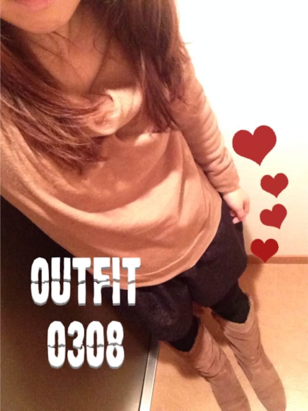 ベージュ系のニット/セーターを着用したレディースの春コーディネートの1枚目の写真