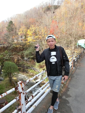 「HUF（ハフ）のアイテム（帽子、ホワイト系）」を使った、呂國麟さん（メンズ）の秋コーディネート