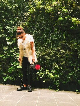 「PRADA（プラダ）のアイテム（モカシン/デッキシューズ）」を使った、伊波芳杏 よっぴーさん（レディース・162cm）の秋コーディネート