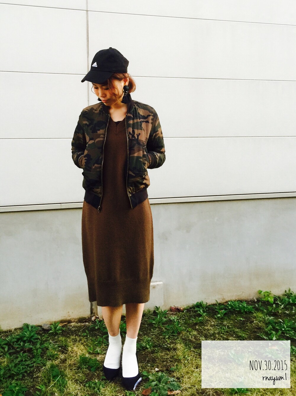 「D-fes vol.5、winter、冬、coordinate、カジュアルコーデ、ニットワンピース、パンプス、カーキ、ミリタリー、キャップ」｜「adidasのアイテム（キャップ、ブラック系）」を使った、rnayum1さん（レディース・167cm）の秋コーディネートの1枚目の写真