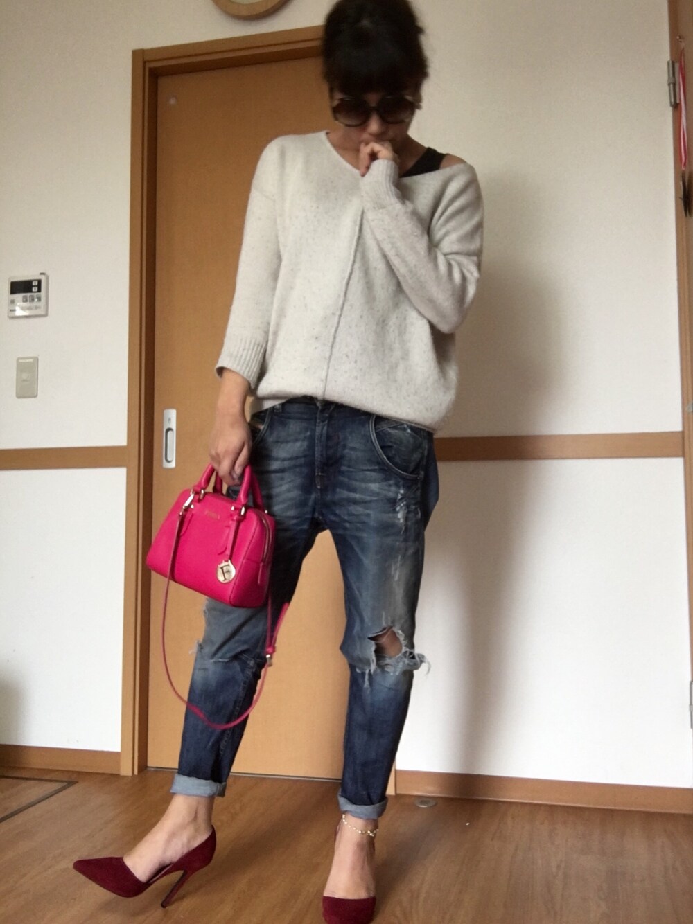 ベージュ系のニット/セーター、ブルー系のデニムパンツ、レッド系のパンプスを着用したレディースの冬コーディネートの1枚目の写真