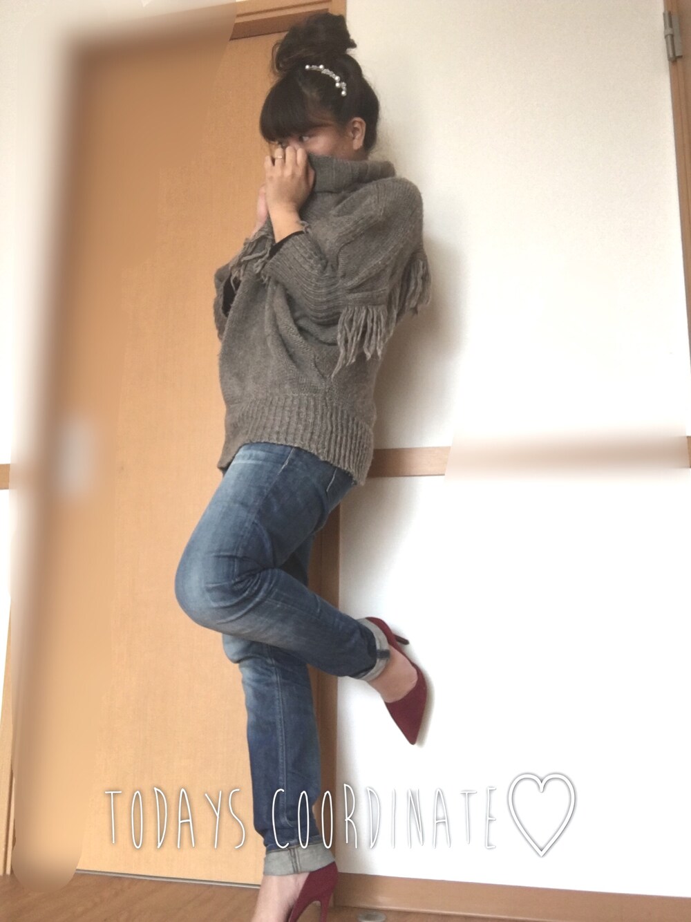 ブラウン系のニット/セーター、ブルー系のデニムパンツ、レッド系のパンプスを着用したレディースの冬コーディネートの1枚目の写真