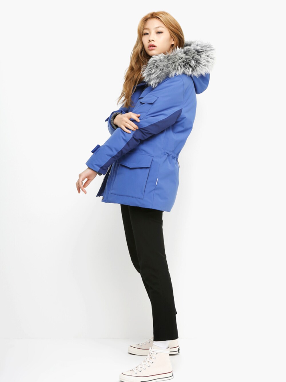 ブルー系のダウンジャケット/コートを着用したレディースの冬コーディネートの1枚目の写真