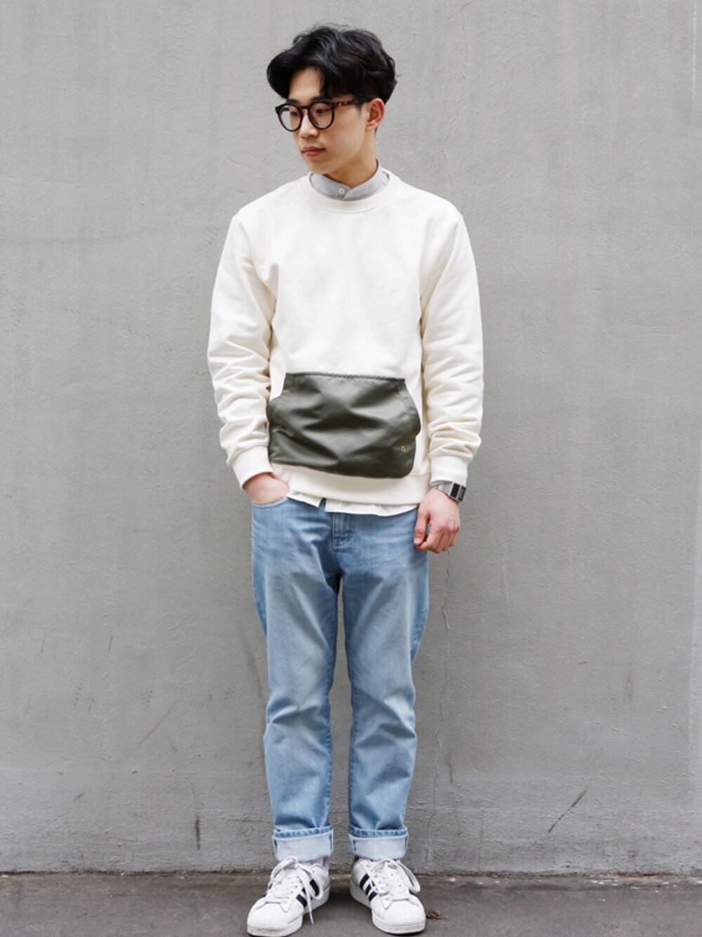 その他のスウェット、その他のデニムパンツ、その他のその他を着用したメンズの春コーディネートの1枚目の写真