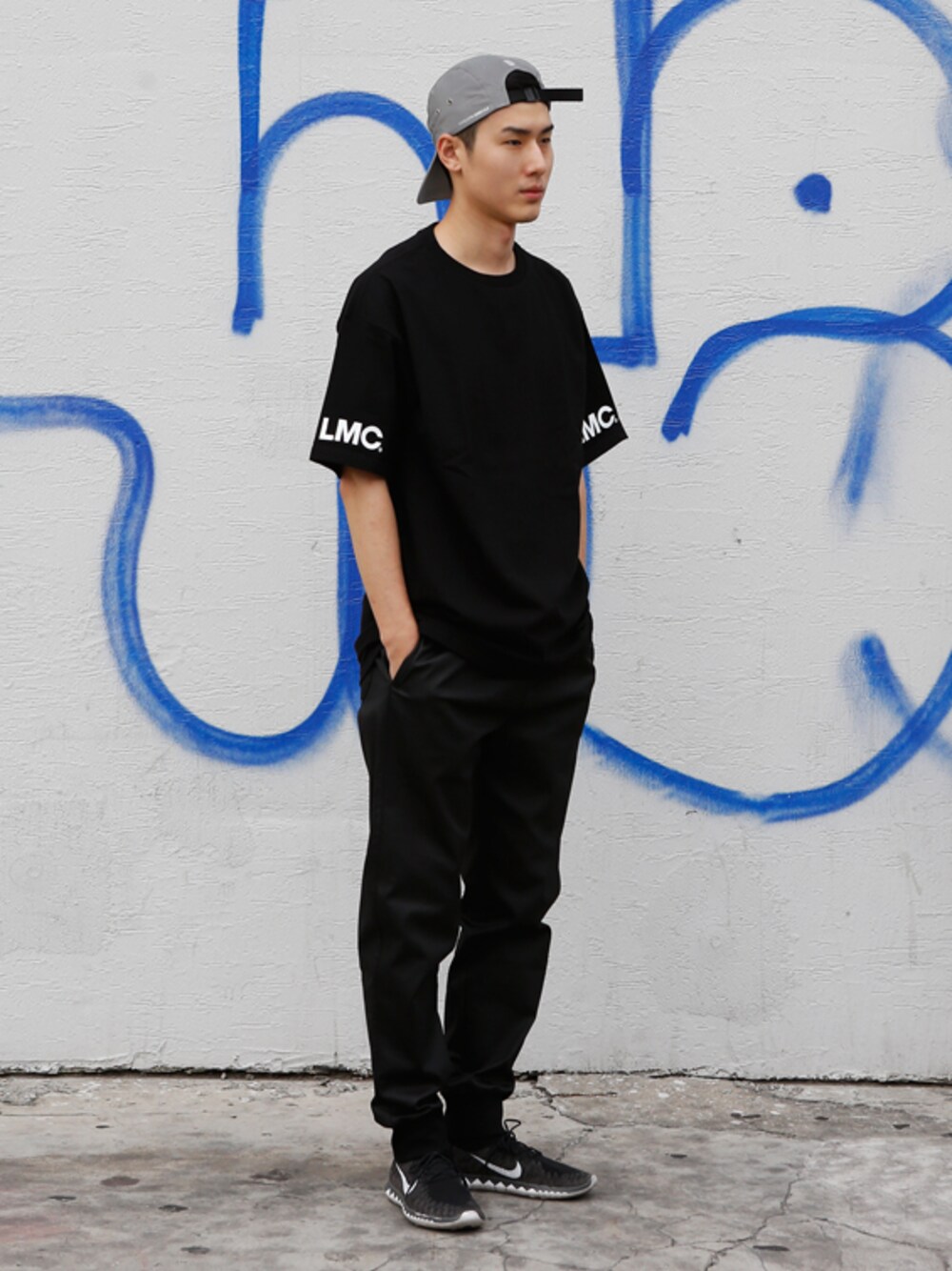 ブラック系のTシャツ/カットソー、ブラック系のその他パンツ、グレー系のキャップを着用したメンズの夏コーディネートの1枚目の写真