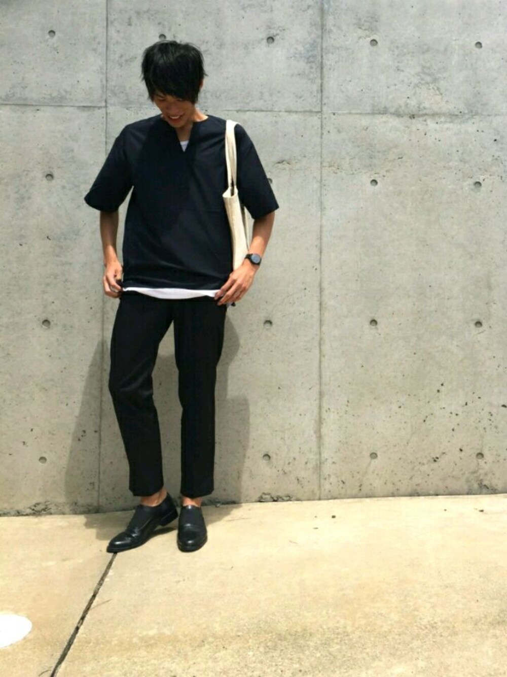 ブラック系のスラックス、ブルー系のTシャツ/カットソー、ブラック系のスリッポンを着用したメンズの夏コーディネートの1枚目の写真