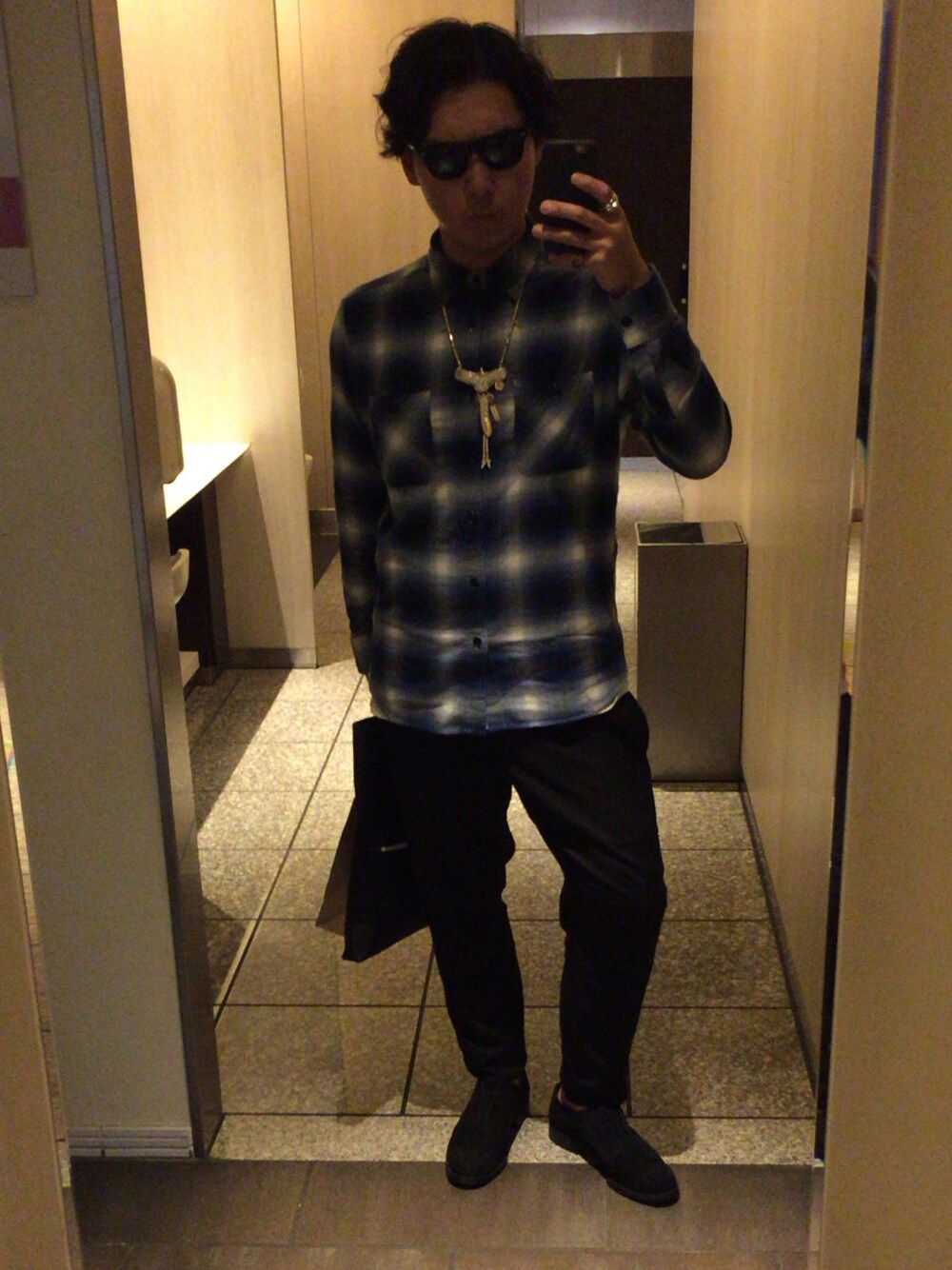 ブルー系のシャツ/ブラウス、ブラック系のシューズ、ブラック系のクラッチバッグを着用したメンズの秋コーディネートの1枚目の写真