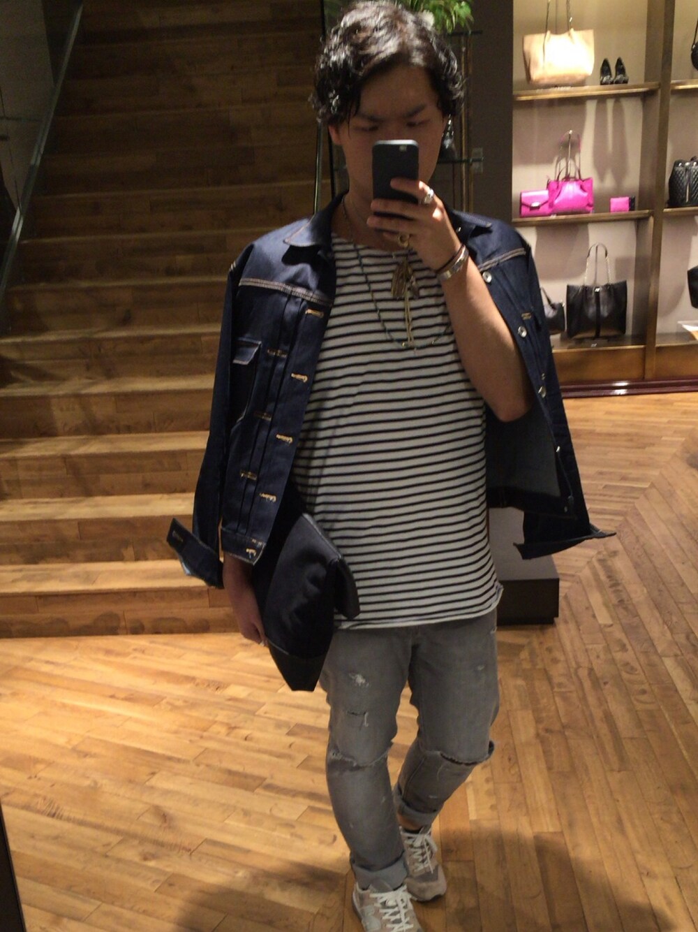 ブルー系のデニムジャケット、その他のTシャツ/カットソー、グレー系のデニムパンツを着用したメンズの秋コーディネートの1枚目の写真