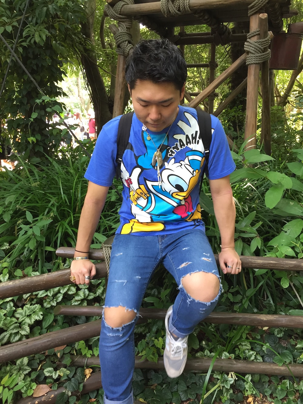 ブルー系のTシャツ/カットソー、ブルー系のデニムパンツ、グレー系のスニーカーを着用したメンズの秋コーディネートの1枚目の写真