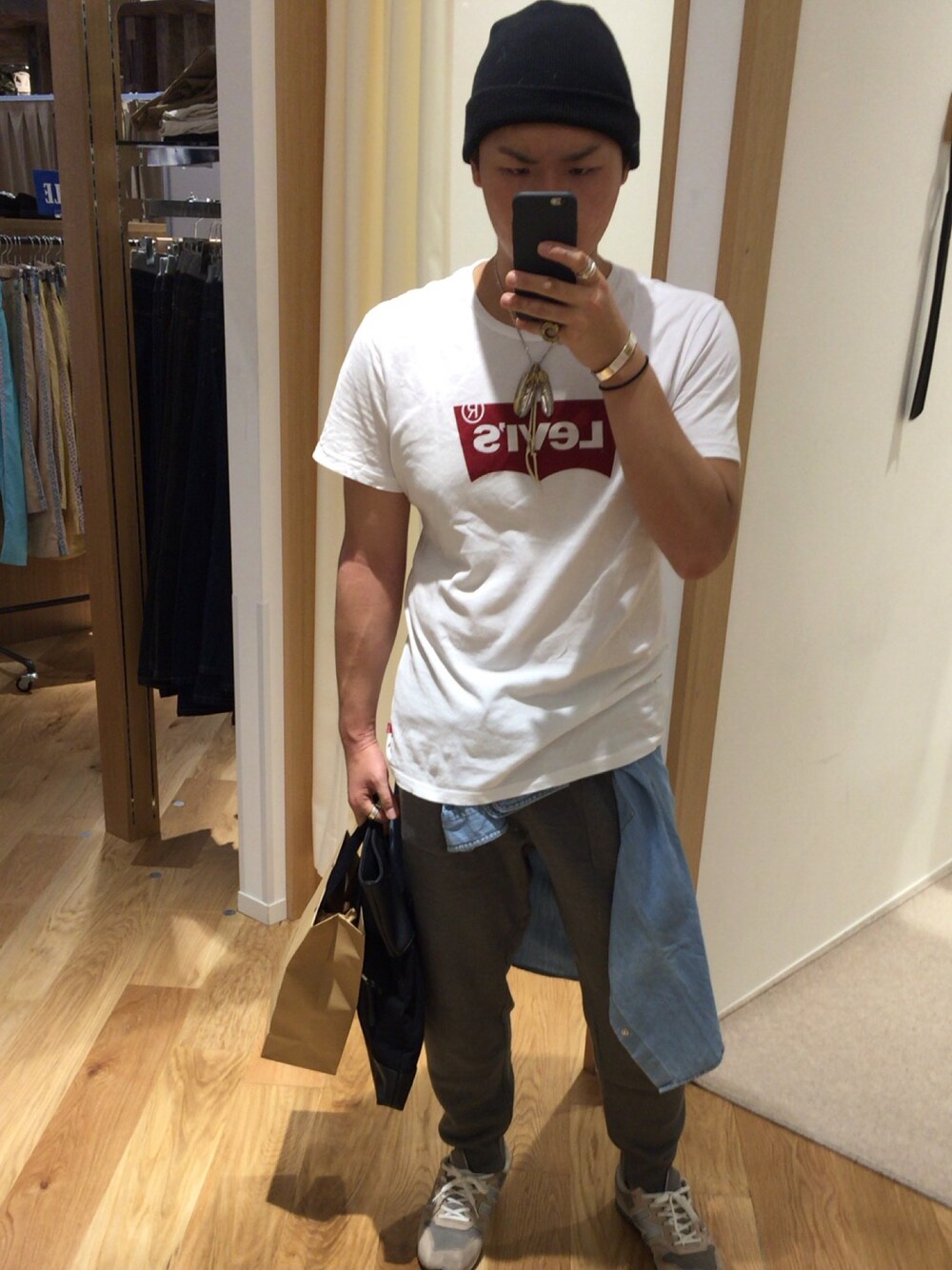 ホワイト系のTシャツ/カットソー、ブルー系のシャツ/ブラウス、グレー系のその他パンツを着用したメンズの秋コーディネートの1枚目の写真