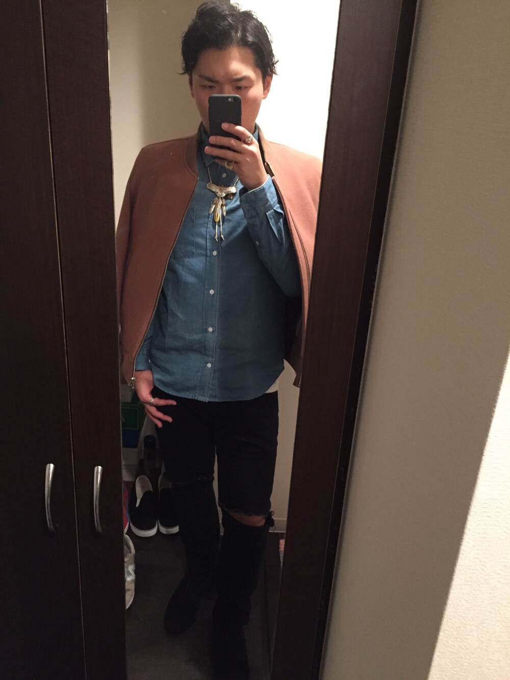 その他のジャケット/アウター、ブルー系のシャツ/ブラウス、ブラック系のデニムパンツを着用したメンズの秋コーディネートの1枚目の写真