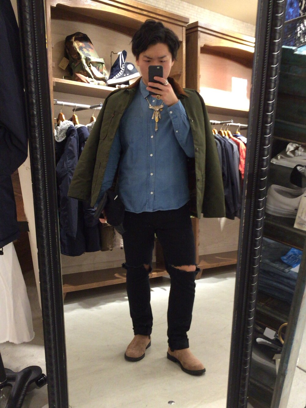 グリーン系のジャケット/アウター、ブルー系のシャツ/ブラウス、ブラック系のデニムパンツを着用したメンズの冬コーディネートの1枚目の写真